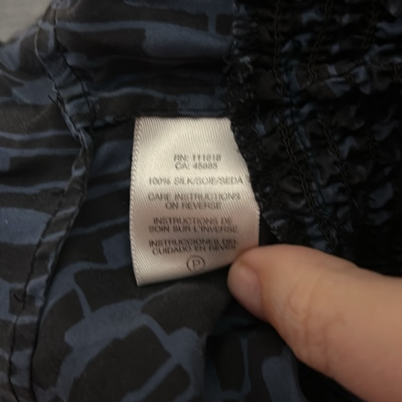 100% Silk key hole short sleeve blouse - Picture 5 of 6